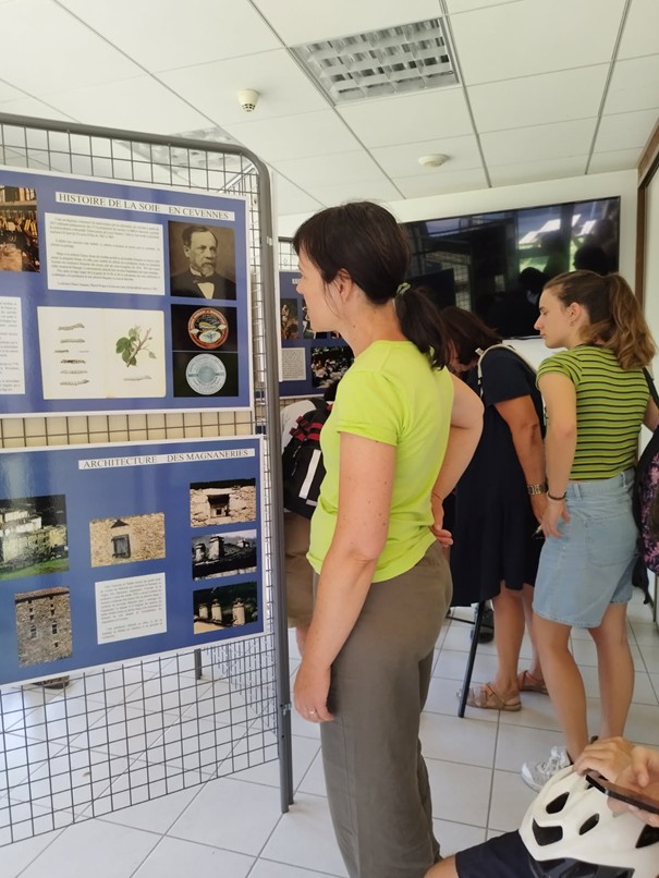At the UNESCO Center in Florac, the Association “Chemins de la Soie – des Cévennes aux Alpujarras” presents an exhibition on the history of silk in the Cévennes, on loan from Daniel Travier, along with information on the ARACNE Project. Each year, around 2,000 people visit the center and the silk exhibition.